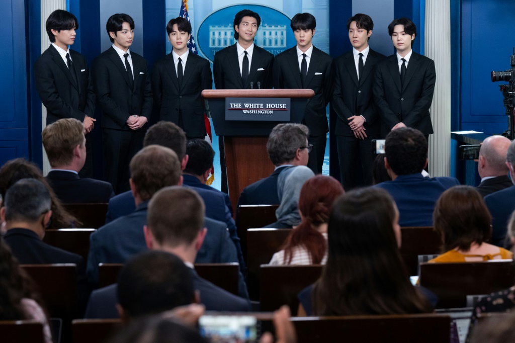 قالت فرقة BTS في البيت الأبيض إن جرائم الكراهية ضد الآسيويين في الولايات المتحدة `` مدمرة '' (ا ف ب)