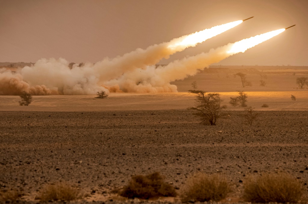 قاذفات صواريخ من طراز M142 الأمريكية عالية الحركة (هيمارس) تطلق رشقات نارية خلال التدريبات العسكرية "الأسد الأفريقي" في جنوب شرق المغرب. (أ ف ب)
