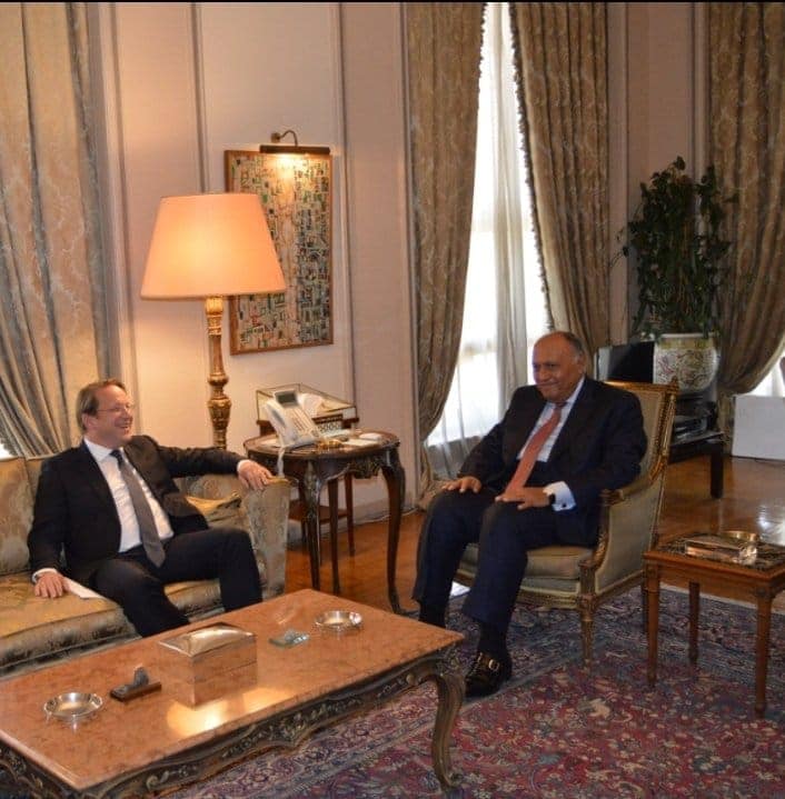 وزير الخارجية المصري سامح شكري خلال استقباله اليوم مفوض الاتحاد الأوروبي للجوار والتوسع "أوليفير فارهيلي" (الخارجية المصرية)