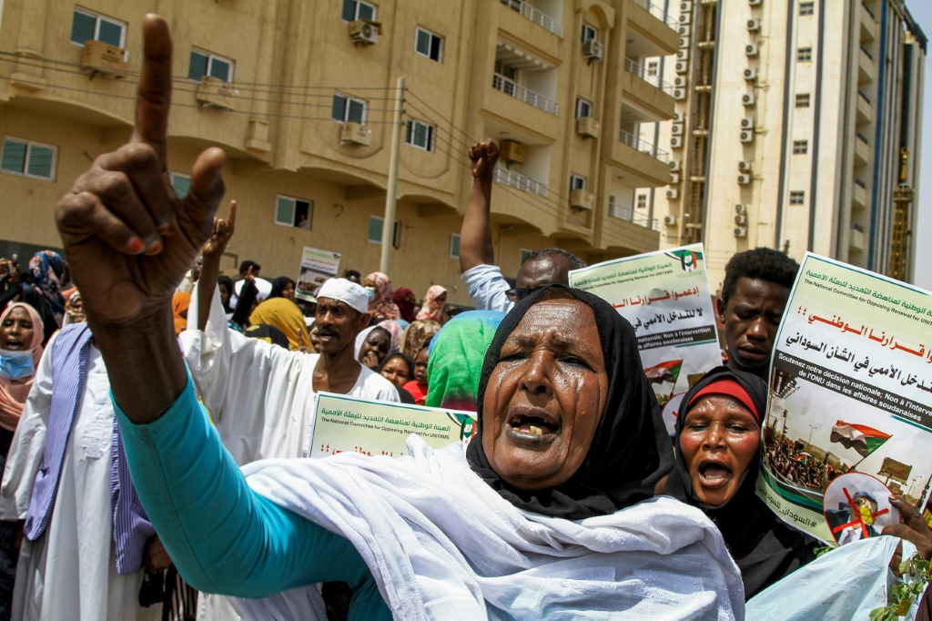    امرأة تردد شعارات خلال احتجاج خارج بعثة الأمم المتحدة في العاصمة السودانية الخرطوم في 1 حزيران/يونيو 2022 (أ ف ب)