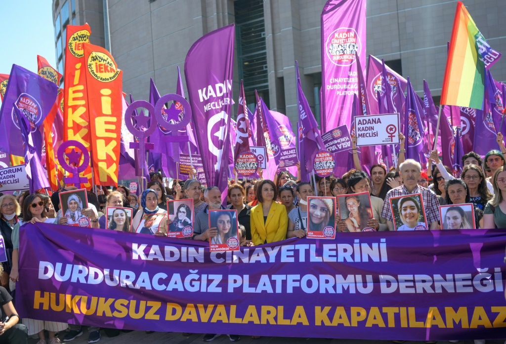 تجمع لمئات النساء خارج محكمة في اسطنبول للاحتجاج على محاكمة جمعيّة مدافعة عن حقوقو النساء بتاريخ 1 حزيران/يونيو 2022 (أ ف ب)