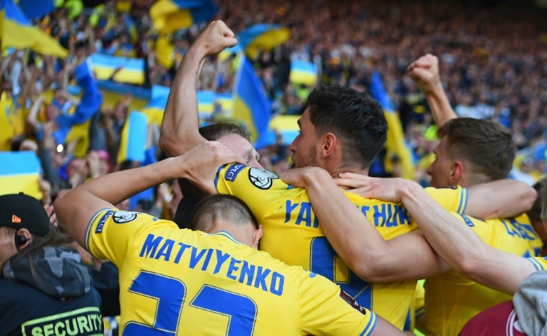 لاعبو أوكرانيا يحتفلون بتأهل منتخب بلادهم إلى نهائي الملحق الأوروبي المؤهل إلى مونديال قطر 2022 بفوزهم على اسكتلندا في غلاسكو في الأول من حزيران/يونيو 2022 (ا ف ب)