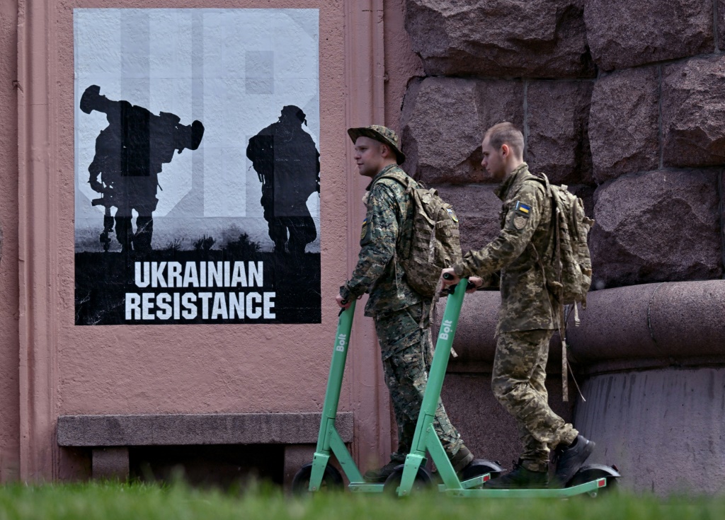 صورة لجنود اوكرانيين يركبون على آلة الاسكوتر (ا ف ب)