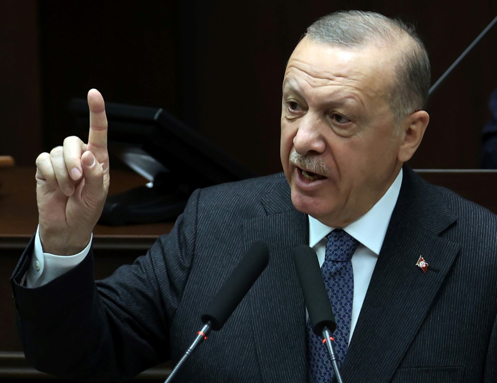 الرئيس التركي رجب طيب اردوغان يلقي خطابا في الجمعية الوطنية التركية في أنقرة في 20 نيسان/ابريل 2022 (ا ف ب)