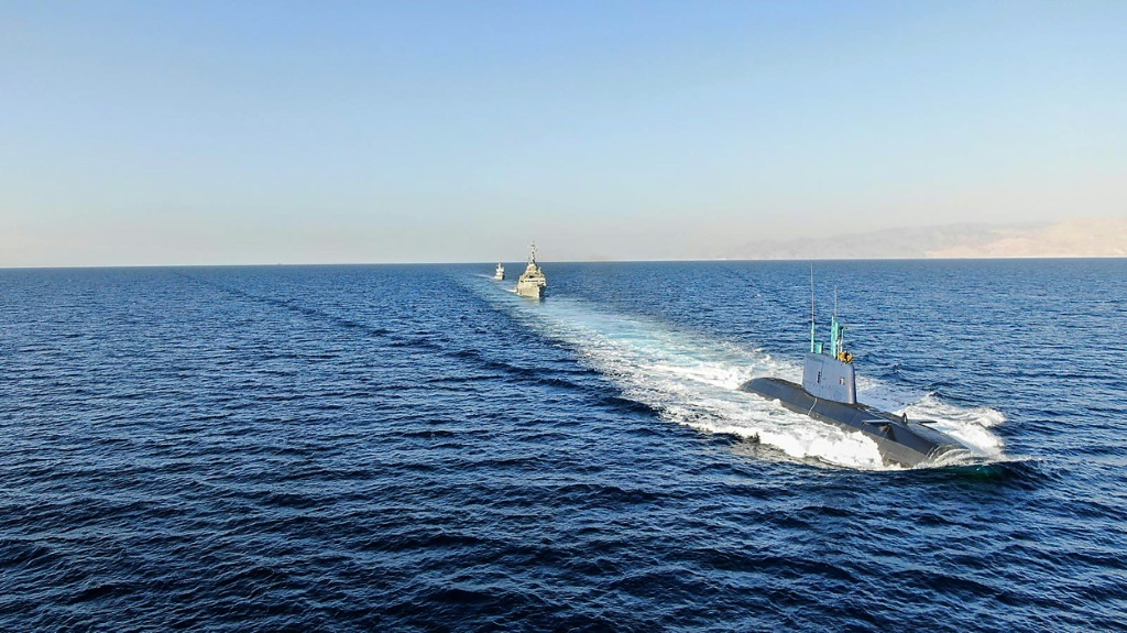 صورة وزعتها وزارة الدفاع الإسرائيلي في الثاني من حزيران/يونيو 2022 تظهر الغواصة "تنين" التي تنتمي لفئة الدلافين وهي تبحر في مياه البحر الأبيض المتوسط خلال مناورة عسكرية حملت اسم "مركبات النار" (ا ف ب)