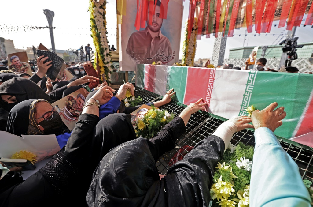 جانب من مراسم تشييع العقيد في الحرس الثوري الإيراني صياد خدائي في طهران في 24 أيار/مايو 2022 (أ ف ب).