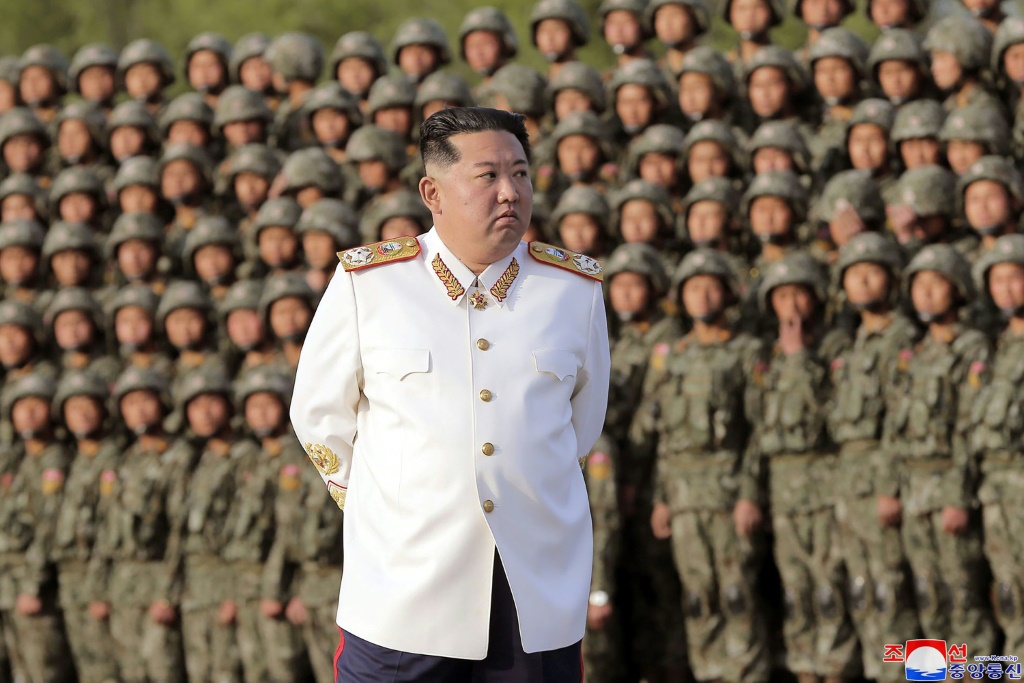 صورةوزعتها وكالة الأنباء الكورية الشمالية للزعيم كيم جونغ أون أثناء تفقده عرضا عسكريا في بيونغ يانغ في 27 نيسان/أبريل 2022.(ا ف ب)