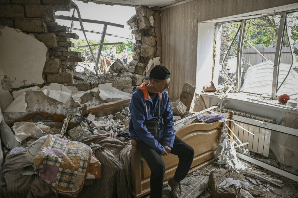 سيرغي تاراسيوك في منزله الذي أصيب بصاروخ في سلوفيانسك في منطقة دونباس الأوكرانية في 01 حزيران/يونيو 2022 (اف ب)
