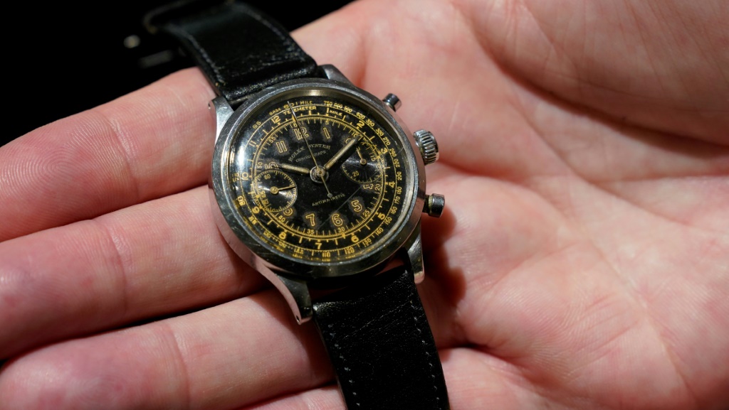 ساعة "رولكس 3525 مونوبلوكو" الذي كان يرتديها الملازم الأول في سلاح الجو الملكي جيرالد إيمسون معروضة في دار كريستيز للمزادات في 1 حزيران/يونيو 2022 (ا ف ب)
