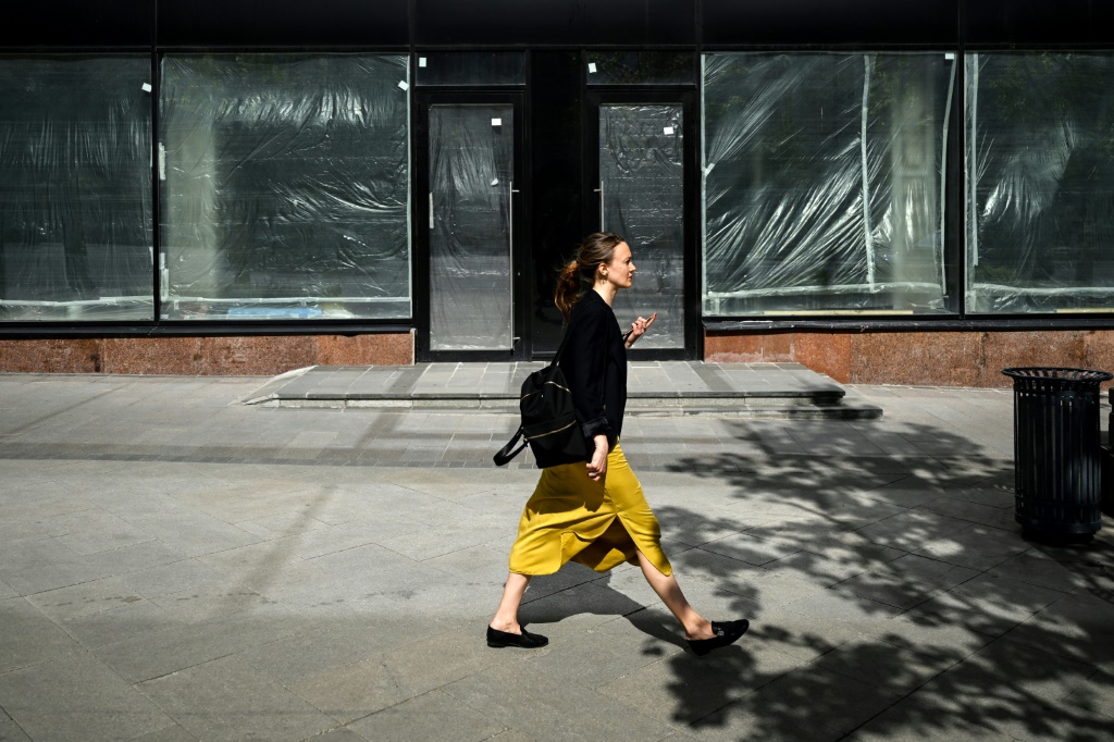 امرأة تمر من أمام متجر مغلق في وسط موسكو بتاريخ 30 أيار/مايو 2022 (أ ف ب)