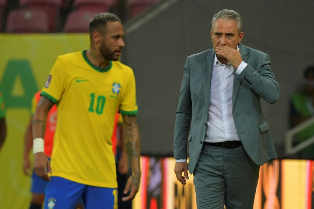 صورة مؤرخة 9 أيلول/سبتمبر 2021 تظهر مدرب المنتخب البرازيلي تيتي (إلى اليمين) يتحدث مع نيمار خلال مباراة ضد بيرو في ملعب بيرنامبوكو أرينا في ريسيفي في تصفيات قارة أميركا الجنوبية المؤهلة لكأس العالم 2022 في قطر (ا ف ب)