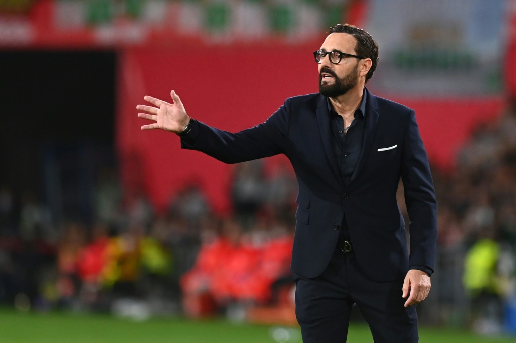 المدرب خوسيه بوردالاس خلال مباراة فالنسيا وريال بيتيس في نهائي كأس اسبانيا لكرة القدم. اشبيلية في 23 ايار/مايو 2022 (ا ف ب)