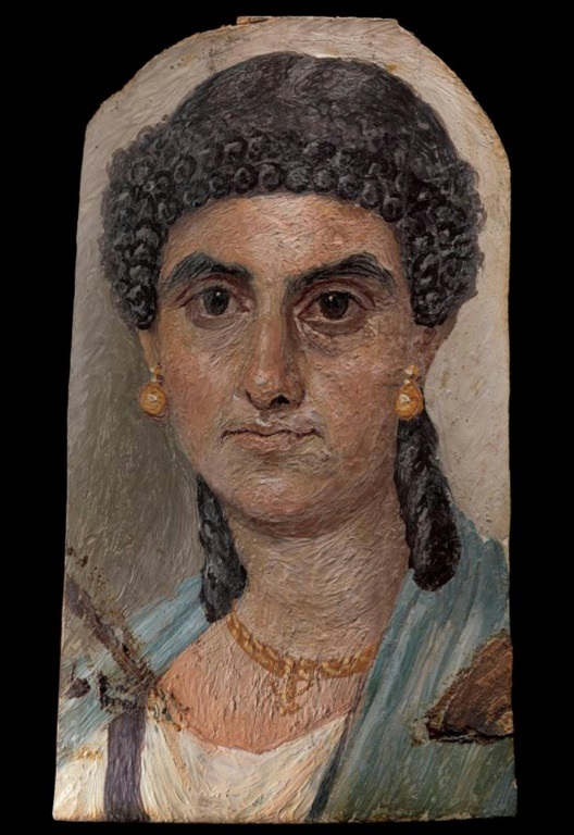 قطع أثرية صادرتها النيابة العامة في نيويورك ويعود تاريخها إلى سنة 54 إلى 68 بعد الميلاد وتظهر صورة بورتريه لاحدى النساء (ا ف ب)