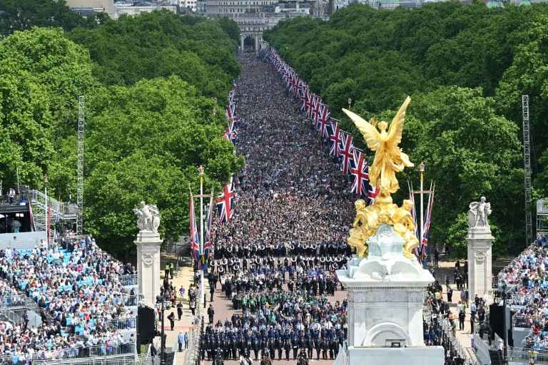 الحشود في لندن خلال الاحتفالات بمرور سبعين عاماً على تولي الملكة إليزابيث الثانية العرش في بريطانيا في 2 حزيران/يونيو 2022 (ا ف ب)