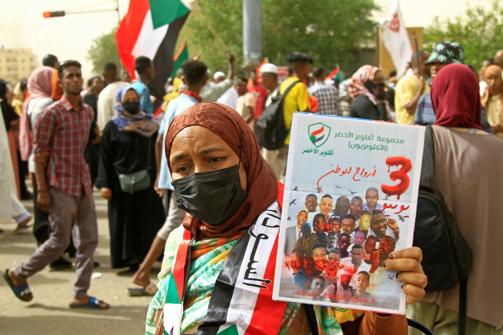 امرأة تتظاهر في 3 حزيران/يونيو 2022 في العاصمة السودانية الخرطوم للمطالبة بالعدالة لضحايا القمع في 3 حزيران/يونيو 2019 (ا ف ب)