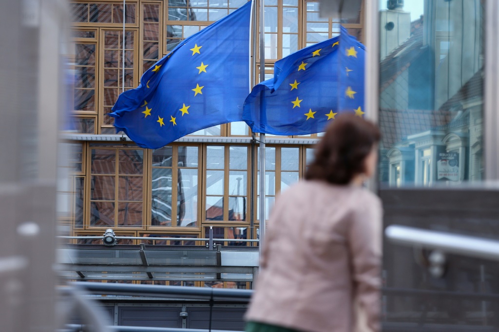 علم الاتحاد الأوروبي يرفرف خارج مبنى المفوضية الأوروبية في بروكسل في الأول من حزيران/يونيو 2022 (ا ف ب)