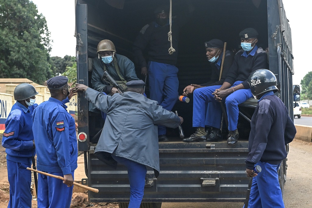 غالبا ما تتعرض الشرطة الكينية لانتقادات على خلفية الاستخدام المفرط للقوة والقتل خارج نطاق القانون، خصوصا في الأحياء الفقيرة (ا ف ب)