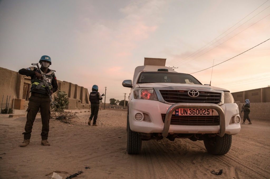 شرطي تابع للأمم المتحدة يرافق سيارة مصفحة تابعة لبعثة مينوسما في مالي خلال دورية في تمبكتو ، في 8 كانون الأول/ديسمبر 2021 (ا ف ب)