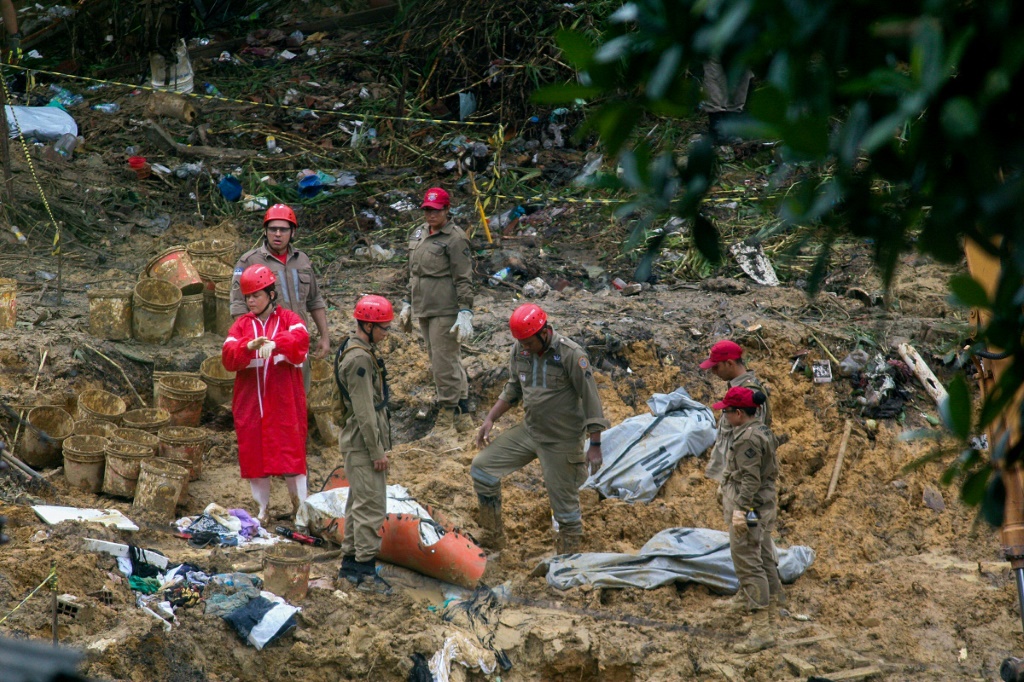 رجال الإطفاء ينتشلون جثث ثلاثة من ضحايا انهيار أرضي في مجتمع فيلا دوس ميلاغريس ، البرازيل في 31 ماي  (ا ف ب)