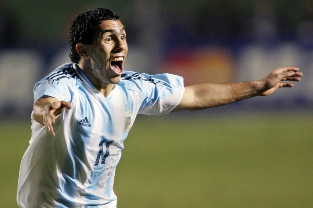 لعب كارلوس تيفيس 76 مباراة مع الأرجنتين، وشارك في نسختين من المونديال، وكان ضمن التشكيلة التي أحرزت الميدالية الذهبية في أولمبياد 2004 في أثينا (ا ف ب)