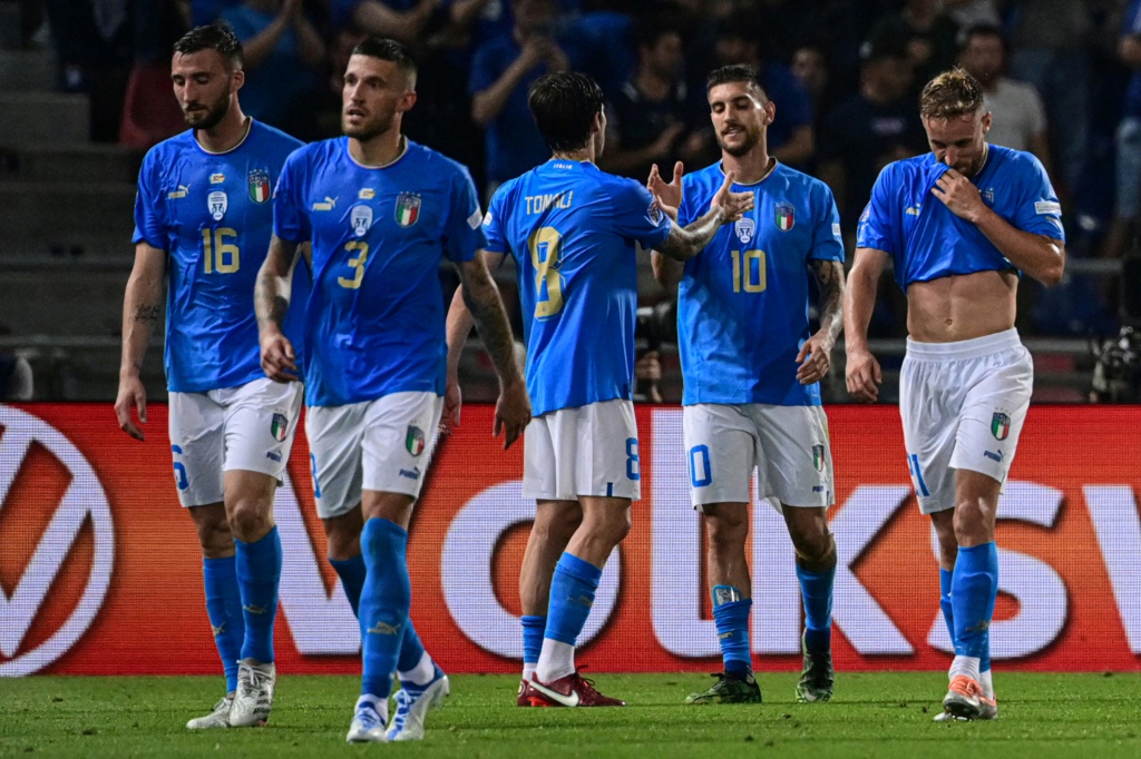 لاعبو ايطاليا يحتفلون بهدف لورنتسو بيليغريني ضد ألمانيا في دور المجموعات من الدوري الامم الاوروبية في ملعب رينا دالارا في بولونيا في 4 حزيران/يونيو 2022 (ا ف ب)