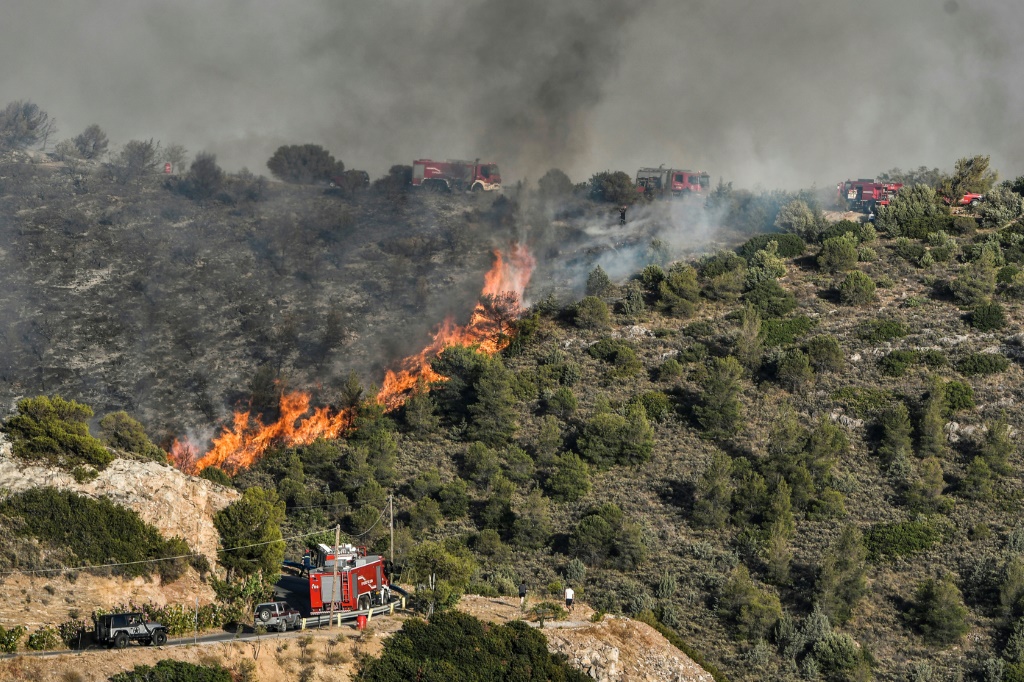  عناصر الإطفاء يحاولون السيطرة على حريق في بانوراما فولاس جنوب أثينا بتاريخ 4 حزيران/يونيو 2022 (ا ف ب)