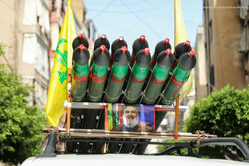 يمتلك الحزب صواريخ "فجر" الإيرانية، ويبلغ مدى هذا الصاروخ نحو 43 كم برأس متفجر وزنه 45 كغم، ومع ذلك (أ ف ب)
