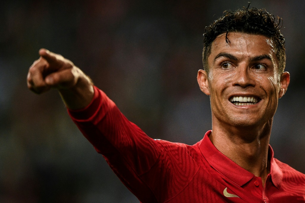 البرتغالي كريستيانو رونالدو فرحاً بهدفيه في مرمى سويسرا 4-1 خلال الجولة الثانية من دوري الامم الاوروبية في لشبونة في 5 حزيران/يونيو 2022 (ا ف ب)