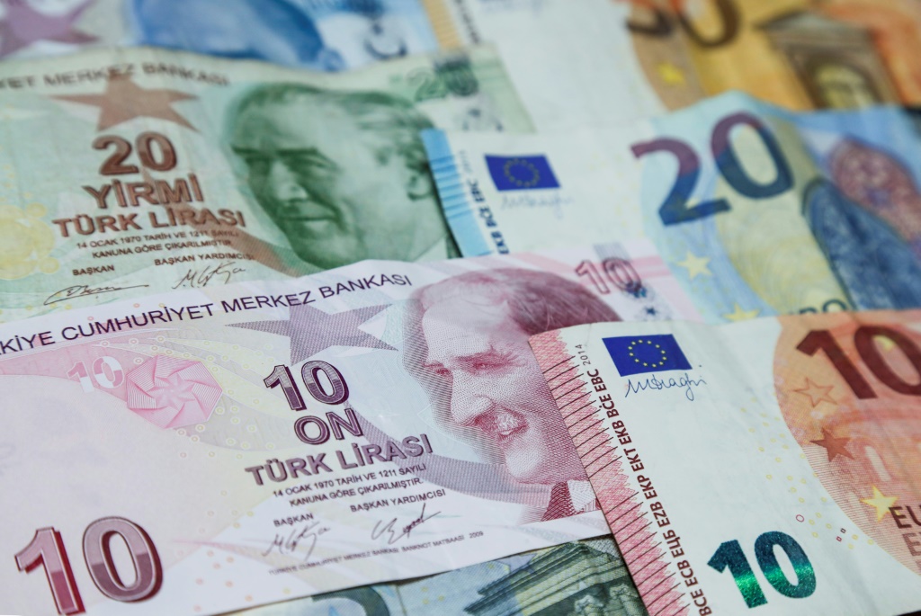 صورة لبعض الاوراق النقدية التركية (ا ف ب)