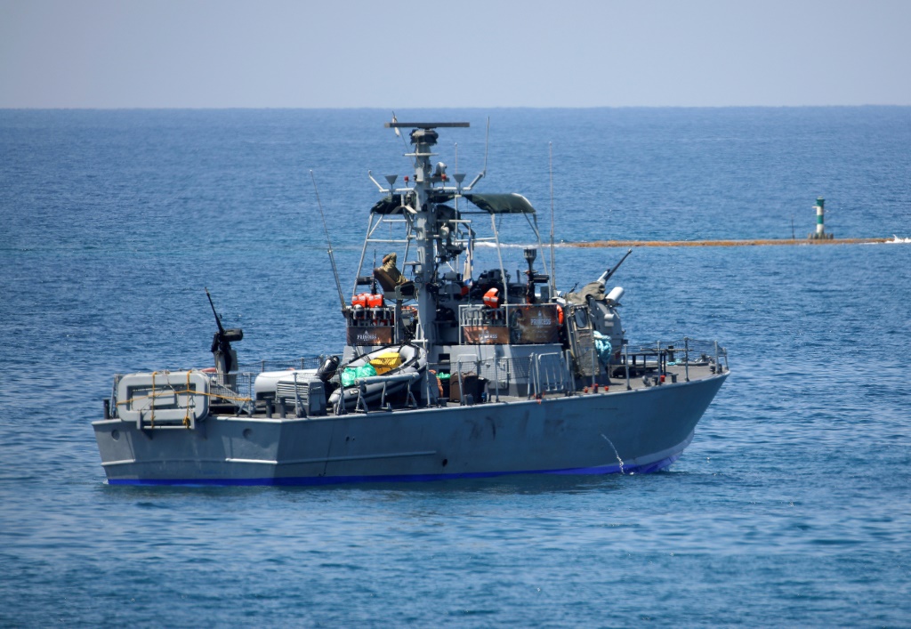 سفينة تابعة للبحرية الإسرائيلية قبالة ساحل رأس الناقورة، منطقة على الحدود بين إسرائيل ولبنان ، في 6 حزيران/يونيو 2022 (اف ب)