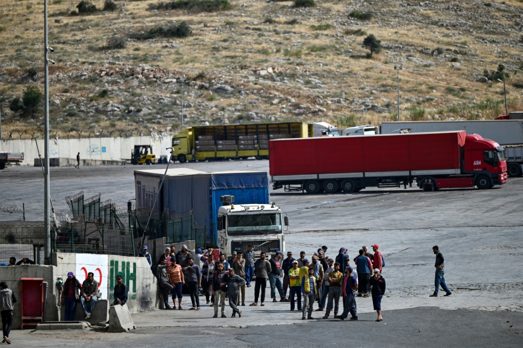 ترسل الأمم المتحدة كل شهر حوالي 800 شاحنة عبر معبر سيلفيغوزو لإيصال المساعدات إلى إدلب في شمال غرب سوريا (ا ف ب)
