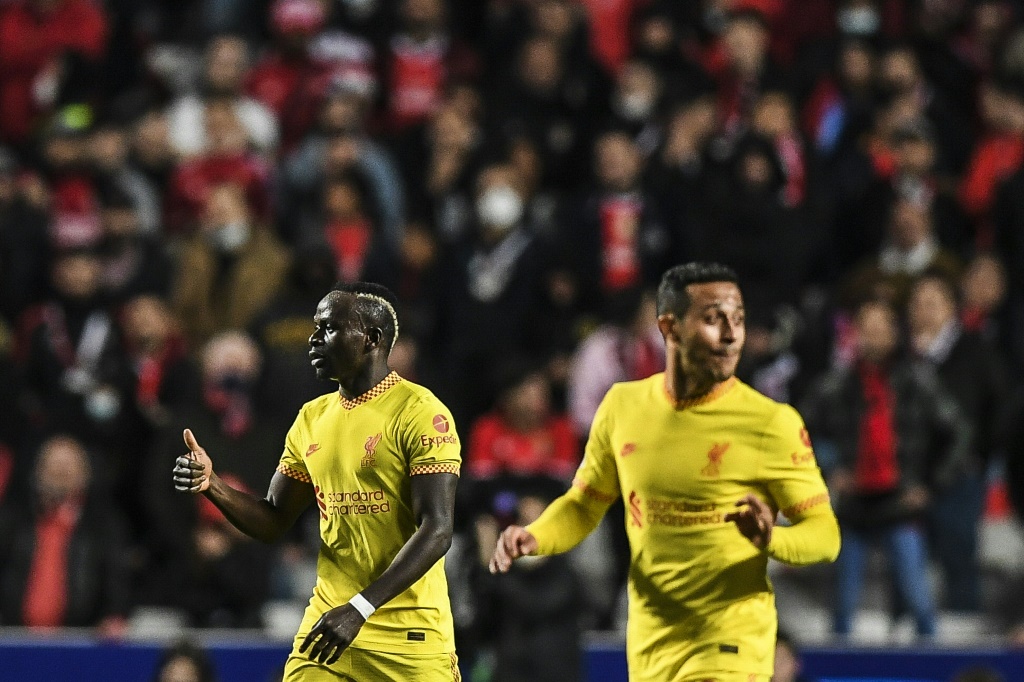 السنغالي ساديو مانيه (يسار) محتفلا بعد تسجيله هدفا لليفربول في مرمى بنفيكا في دوري ابطال اوروبا. 5 نيسان/ابريل 2022(ا ف ب)