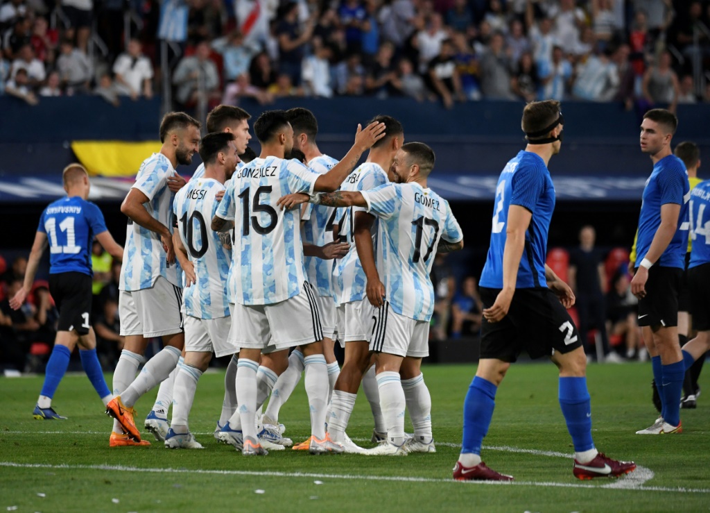 الأرجنتيني ليونيل ميسي يحتفل مع رفاقه بخماسيته في مرمى إستونيا خلال الودية بينهما على ملعب السادار في بامبلونا الاسبانية في 5 حزيران/يونيو 2022 (ا ف ب)