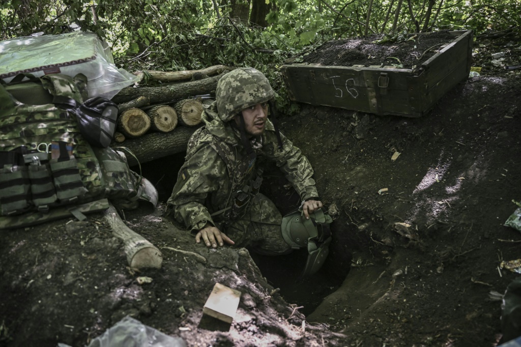 جندي في خندق على خط الجبهة في شرق اوكرانيا في 6 حزيران/يونيو 2022 (ا ف ب)