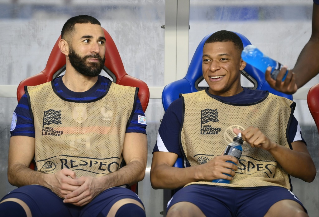 مهاجما المنتخب الفرنسي كيليان مبابي (يمين) وكريم بنزيمة على دكة البدلاء في المباراة ضد كرواتيا في الجولة الثانية من دوري الامم الأوروبية في السادس من حزيران/يونيو 2022 (ا ف ب)