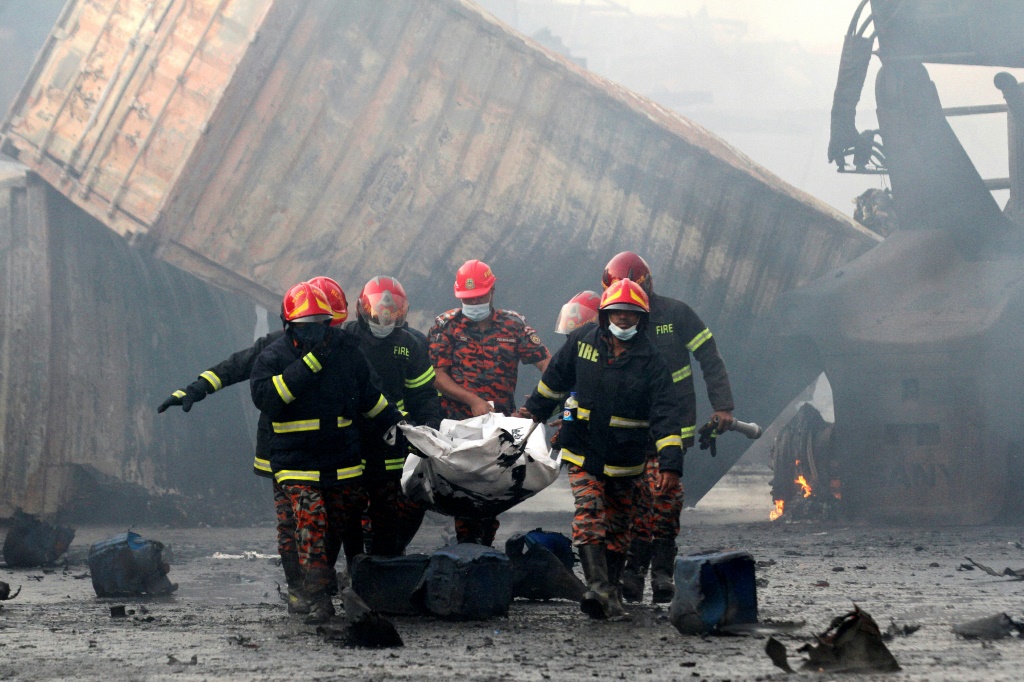 طاقم رجل الإطفاء راكيبول حسن بابي المكون من 15 شخصًا إما مات أو فقد أو أصيب بعد انفجار ضخم في مستودع للحاويات (أ ف ب)