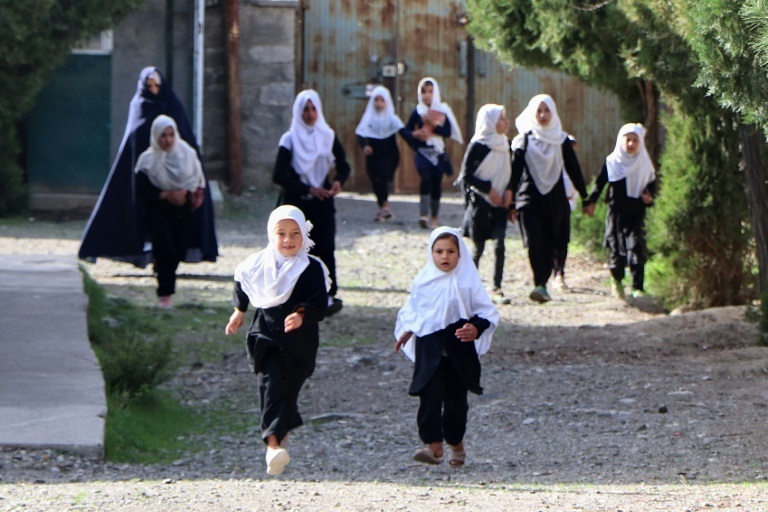 فتيات صغيرات لدى وصولهن إلى المدرسة في بانشير في 23 آذار/مارس 2022 (ا ف ب)