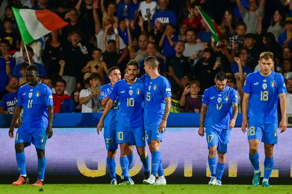    لاعب وسط إيطاليا لورنتسو بيليغريني يحتفل مع زملائه بالهدف الثاني في مرمى المجر خلال الجولة الثانية من مسابقة دوري الأمم الأوروبية على ملعب دينو مانوتسي في تشيزينا في 7 حزيران/يونيو 2022 (ا ف ب)
