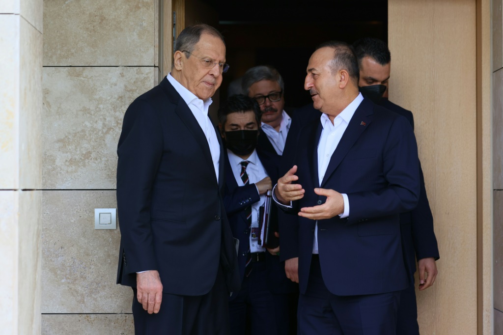 وزير الخارجية التركي مولود تشاووش أوغلو ونظيره الروسي سيرجي لافروف (أ ف ب)