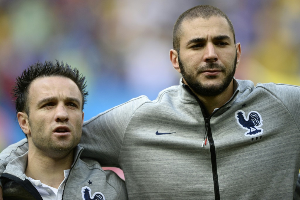 كريم بنزيمة وماتيو فالبوينا خلال مباراة فرنسا ونيجيريا في الدور ثمن النهائي لكأس العالم 2014 في البرازيل (ا ف ب)