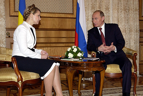 يوليا تيموشينكو وفلاديمير بوتين (19 آذار / مارس 2005) - ذكر بوتين العمل مع تيموشينكو مريح جداً وأشاد أيضا بخبرتها السياسية في نوفمبر 2009 (ويكيبيديا)