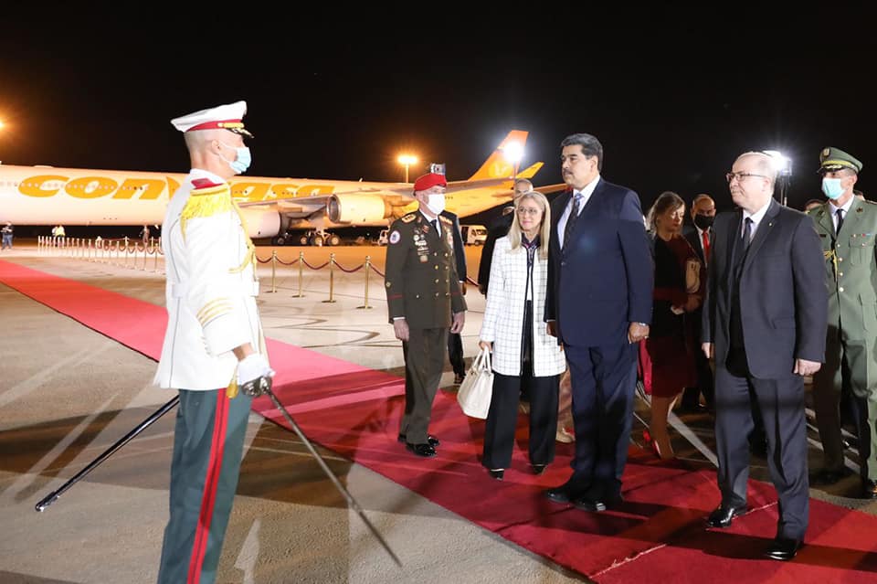  الجزائر- حل رئيس جمهورية فنزويلا البوليفارية السيد نيكولاس مادورو   بالجزائر في زيارة تدوم يومين.  وكان في استقبال السيد مادورو بمطار هواري بومدين الدولي, الوزير الاول ايمن بن عبد الرحمان (فيسبوك)