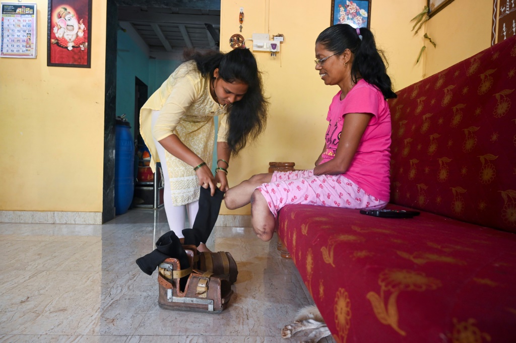 المعلّمة المبتورة الأطراف الأربعة براتيبا حليم تجهز في 26 أيار/مايو 2022 لإعطاء أحد دروسها المنزلية في قرية كارهي الهندية (ا ف ب)