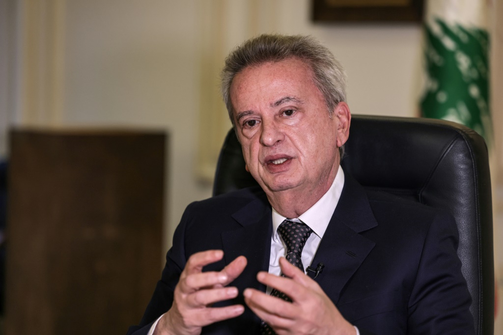 حاكم مصرف لبنان رياض سلامة متحدثاً لوكالة فرانس برس خلال مقابلة في مقر المصرف المركزي في بيروت في 20 كانون الأول/ديسمبر 2021 (ا ف ب)