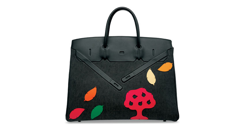 حقيبة نادرة مصنوعة من الدنيم وجلد العجل الأسود (سعرها التقديري: 10 آلاف ـ 12 ألف يورو)