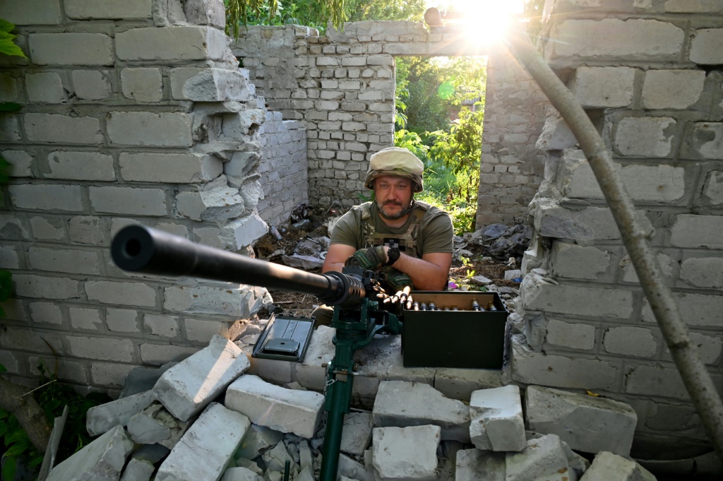  مقاتل أوكراني في بلدة شوغيف في منطقة خاركيف في 09 حزيران/يونيو 2022 (اف ب)