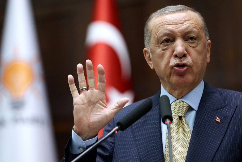 الرئيس التركي رجب طيب إردوغان يلقي كلمة امام كتلة حزبه البرلمانية، في أنقرة في الأول من حزيران/يونيو 2022 (ا ف ب)