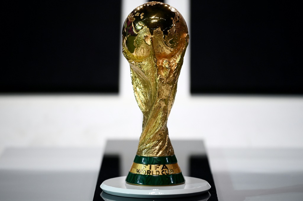  كأس العالم لكرة القدم معروضة في قاعة في الدوحة خلال جمعية فيفا العمومية في 31 آذار/مارس 2022 (ا ف ب)