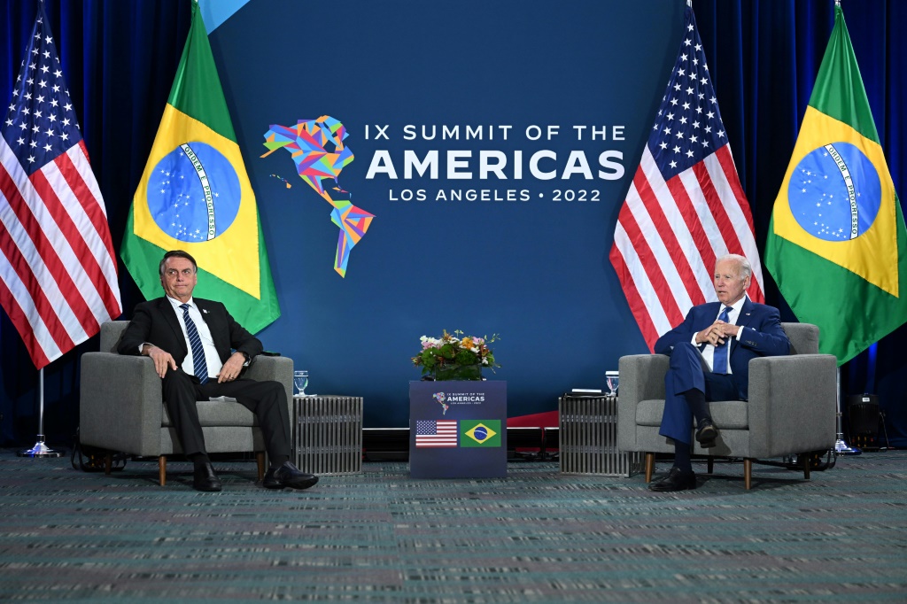 الرئيس الأمريكي جو بايدن والرئيس البرازيلي جاير بولسونارو يلتقيان في قمة الأمريكتين في لوس أنجلوس (ا ف ب)