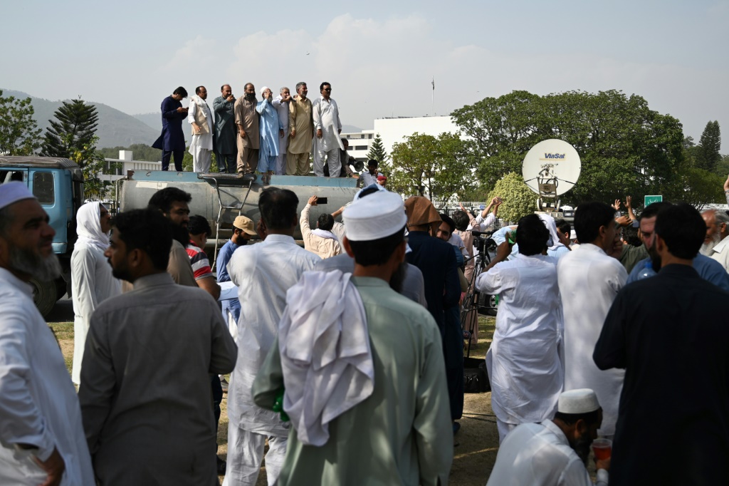 عمال في نقابة عمال يحتجون على زيادة الأجور أمام البرلمان في إسلام أباد مع الكشف عن الميزانية الوطنية (أ ف ب)